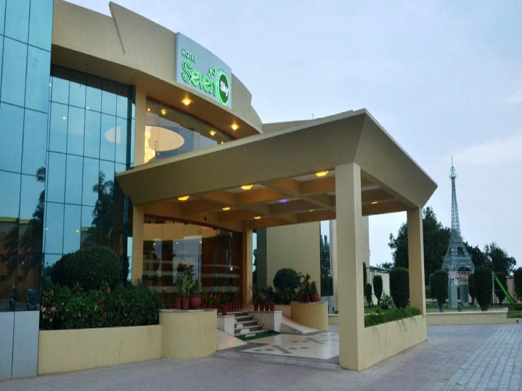 Seven Sky Clarks Exotica Hotel Bhuj Exterior foto