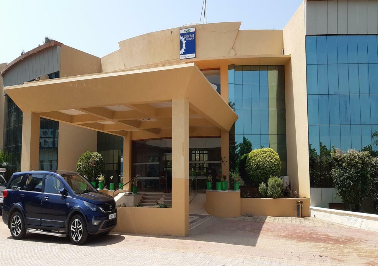 Seven Sky Clarks Exotica Hotel Bhuj Exterior foto